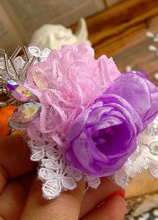 Заколка-брошка з квітами, стразами та стіклярусом