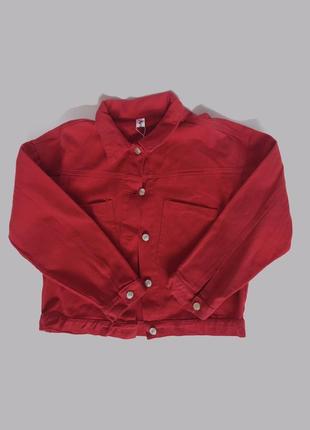 Червона джинсова куртка