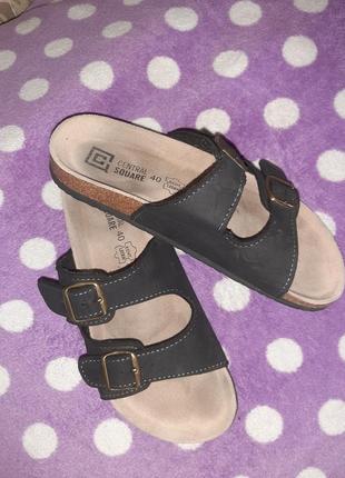 Шльопанці central square