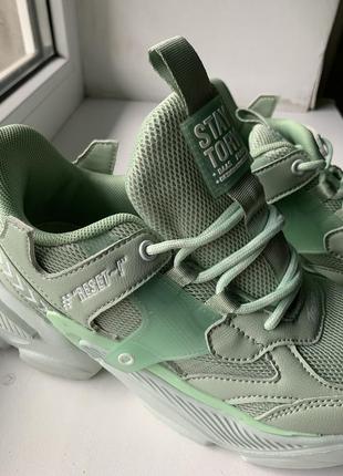 Легкі стильні кросівки