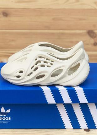Кросівки тапочки adidas yeezy referee runner beige