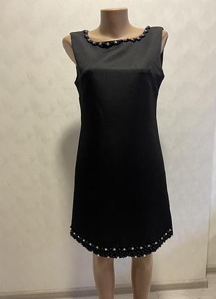 Жіноче чорне плаття прямого крою