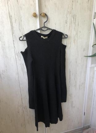 Сукня в рубчик з вирізами на плечах