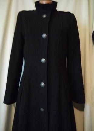 Темно серое пальто с отрезной талией не кошлатится очень легкое