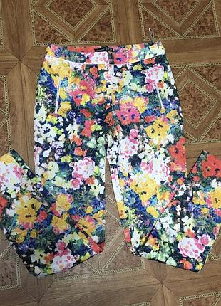 Яскраві з відмінною посадкою завужені нові брюки