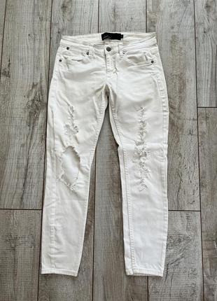 Білі джинси з прорізами