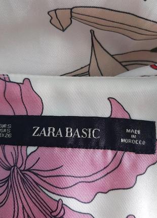 Zara атласна блуза в квіти з глибоким вирізом5 фото