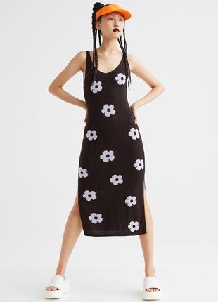 Сукня без рукавів завдовжки до литок з м'якого жакардового трикотажу з глибоким вирізом