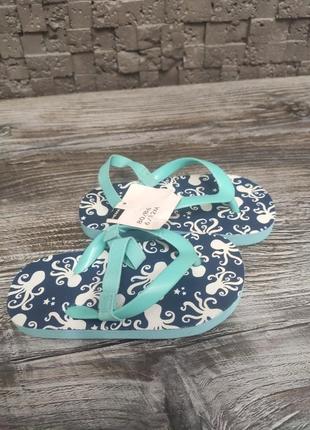 Шльопанці сандалі