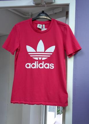 Футболка від adidas.