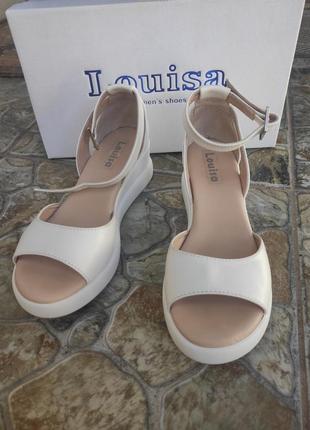 Босоніжки жіночі із закритою п'ятою п'є