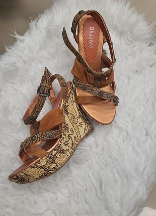 Босоніжки на танкетці