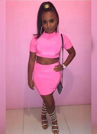 Яскравий малиновий костюм 💖