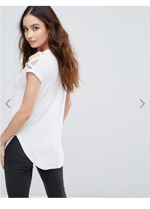 Блуза футболка с переплетом на плечах белая1 фото