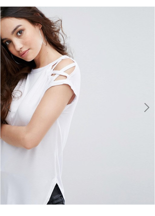 Блуза футболка с переплетом на плечах белая2 фото