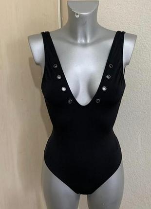 Суцільний купальник з вирізом