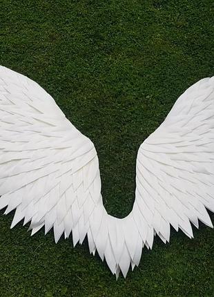 Великі білі крила ангела