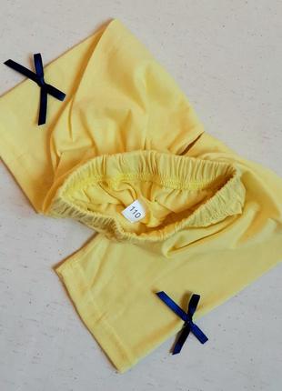Желтые трикотажные штанишки с синим бантиком на 5 лет (110см)2 фото