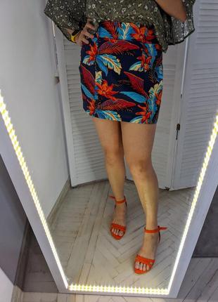 Мини юбка темно синяя с тропическим принтом1 фото