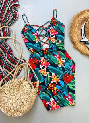 Сукня міні із глибоким декольте в яскравий тропічний принт