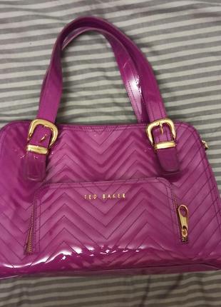 Крута лакована сумка яскраво фіолетового кольору золотою фурнітурою