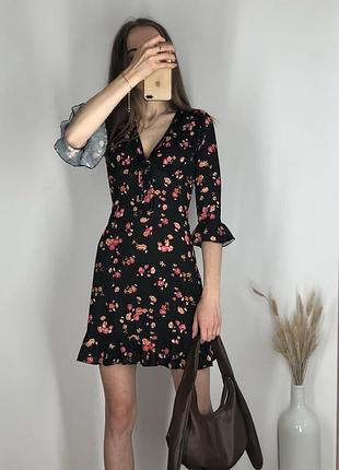 Чорна сукня в квітковий принт