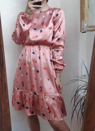 Нарядное шелковистое платье розового цвета