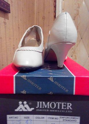 Светлые нарядные туфли