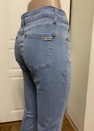 Жіночі світлі джинси з потертостями4 фото