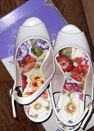 Босоніжки, яскраві, шкіряні, платформа