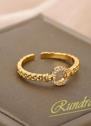 Изысканное колечко с цирконами стильное модное трендовое колечко кольцо с кристалами в золом цвете колечко кільце перстень каблучка з цирконами