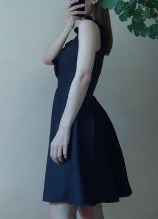 Сдержанное романтичное черное  платье