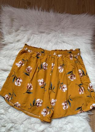 Тонкі літні шорти гірчичного кольору в квітковий принт5 фото