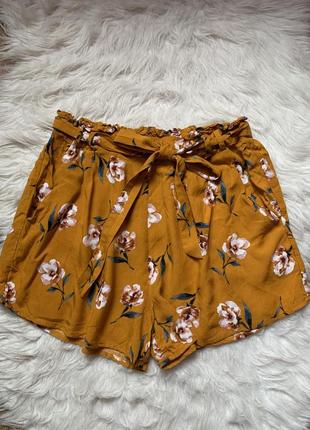 Тонкі літні шорти гірчичного кольору в квітковий принт1 фото