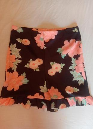 Яскраві шорти з воланами в квітковий принт