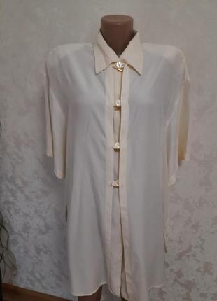 Вінтажна блуза подовжена сорочка на подплечника пряма з красивими гудзиками.