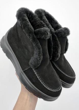 Зимние женские ботинки лоферы высокие из натуральной замши с меховой опушкой на толстой подошве черные