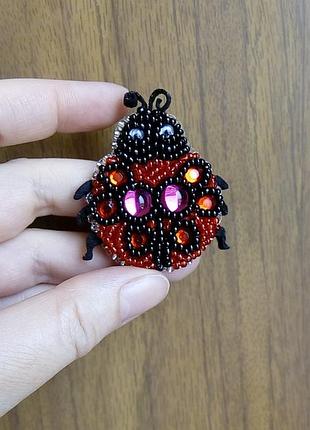 Чарівна брошка божа корівка для оригінальних модниць