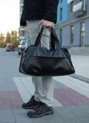Дорожня сумка чоловіча спортивна чорна містка для подорожей