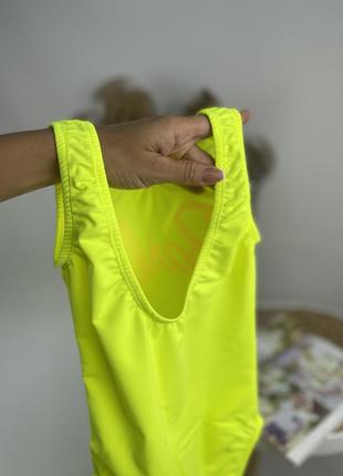 Купальник барбі для дівчинки суцільний лимонний неоновий зелений з відкритою спинкою2 фото
