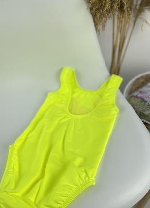 Купальник барбі для дівчинки суцільний лимонний неоновий зелений з відкритою спинкою5 фото