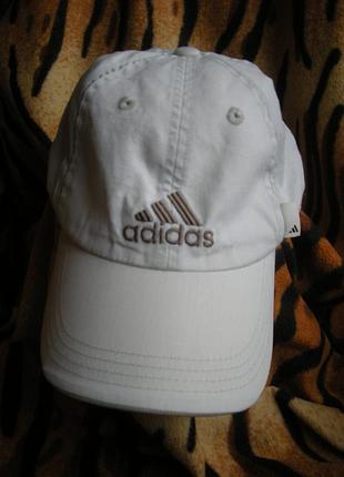 Кепка кремового кольору"adidas"57см.і менше за рахунок регулятора ззаду.