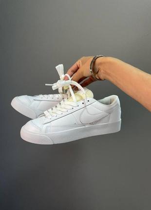 Білі шкіряні жіночі кросівки nike blazer low white