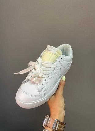 Білі шкіряні жіночі кросівки nike blazer low white8 фото