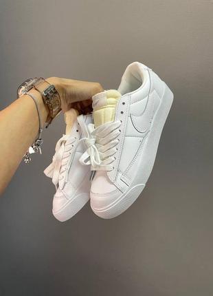 Білі шкіряні жіночі кросівки nike blazer low white3 фото