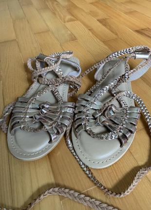 Жіночі босоніжкиз з високим шнуруванням