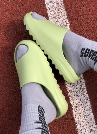 Тапки жіночі adidas yeezy slide resin green / тапки жіночі адідас ези буст слайд