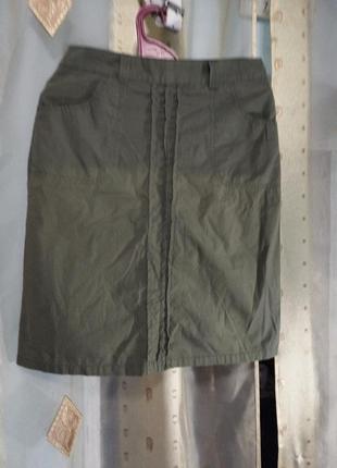 Спідниця жіноча кольору хакі.