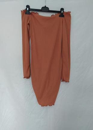Короткое  платье в рубчик сосборками  с открытыми плечами boohoo3 фото