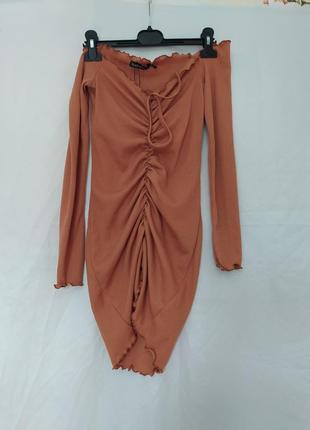 Короткое  платье в рубчик сосборками  с открытыми плечами boohoo2 фото